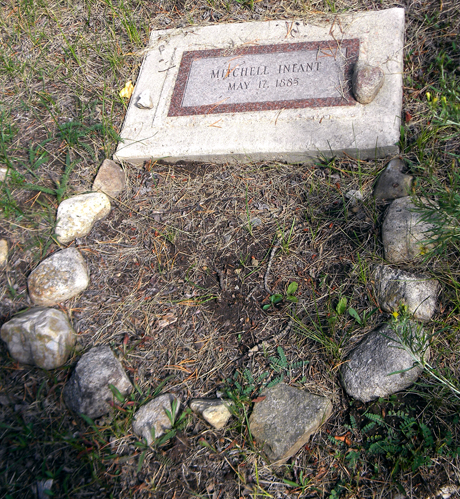 Modern tombstone marker of “Mitchell Infant” at the Leadville Hebrew Cemetery.
