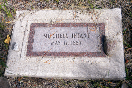 Modern tombstone marker of “Mitchell Infant” at the Leadville Hebrew Cemetery.