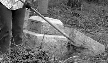 The overturned headstone of Kahn after vandals knocked it over in 1970.